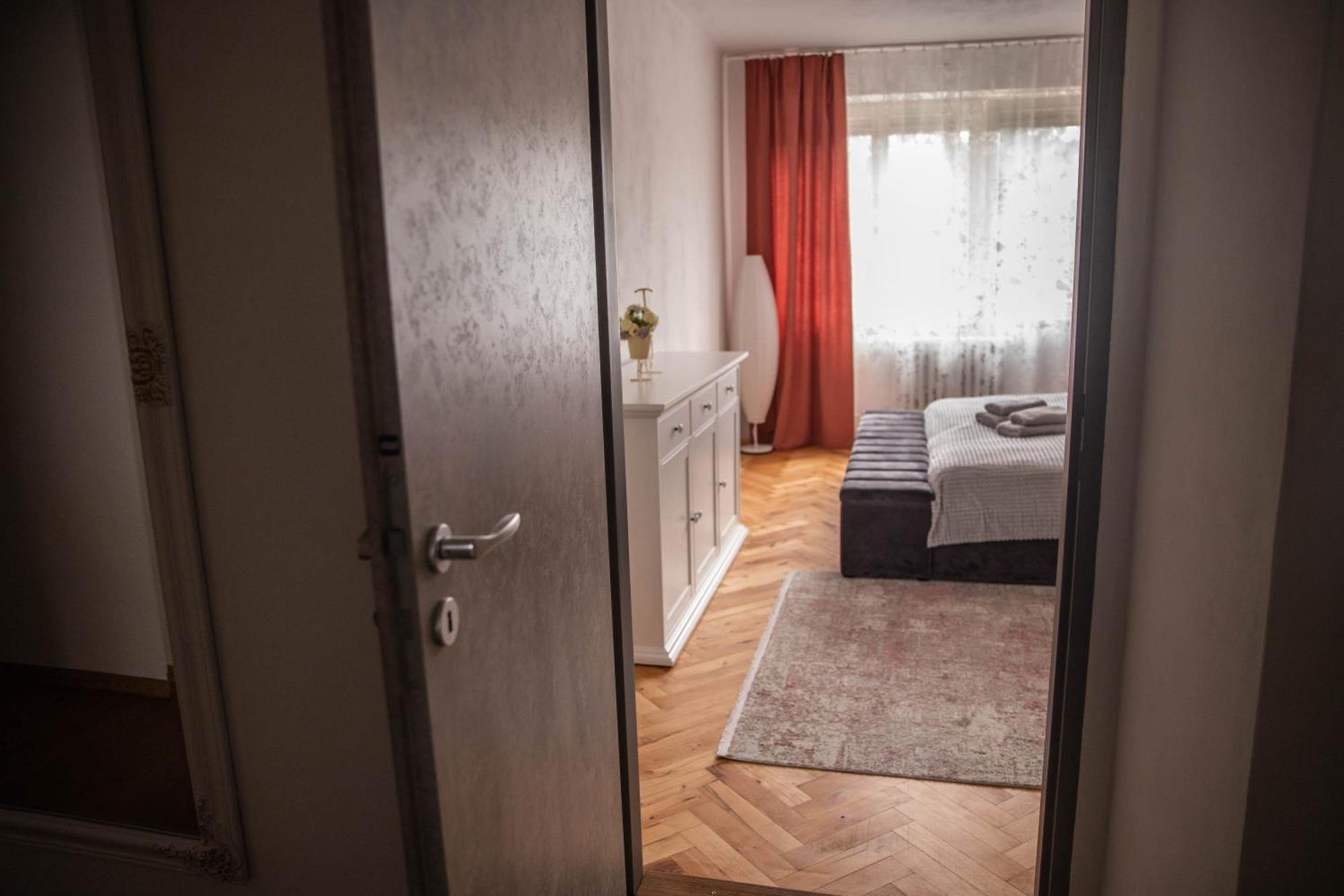 Prostorny Byt V Centru U Reky, 2 Loznice, Balkon Градець-Кралове Екстер'єр фото