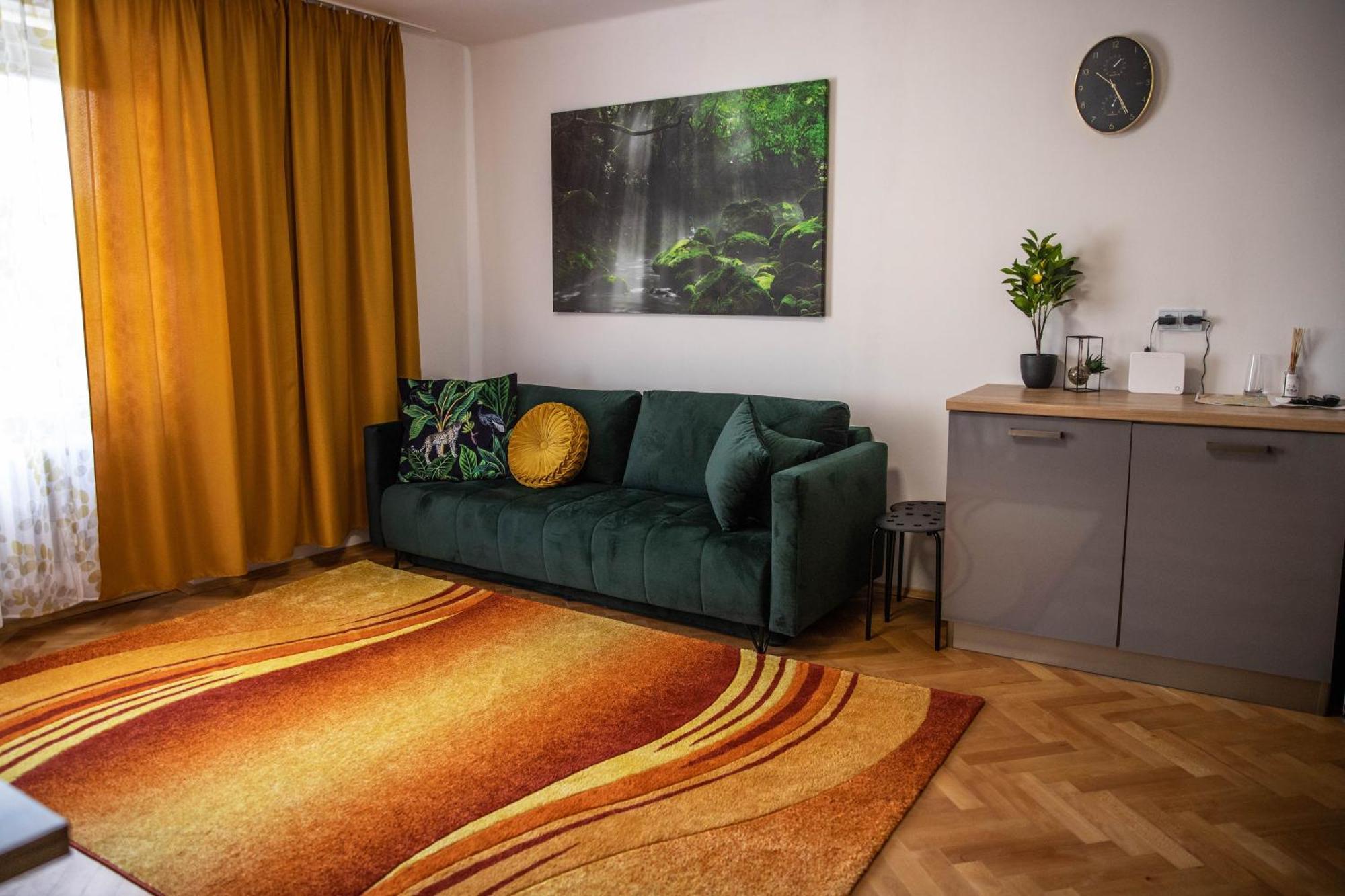 Prostorny Byt V Centru U Reky, 2 Loznice, Balkon Градець-Кралове Екстер'єр фото